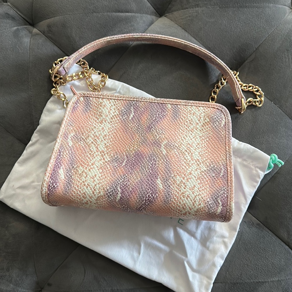 Kelly Wynne pink / purple crossbody bag. Gold chain. Great condition.